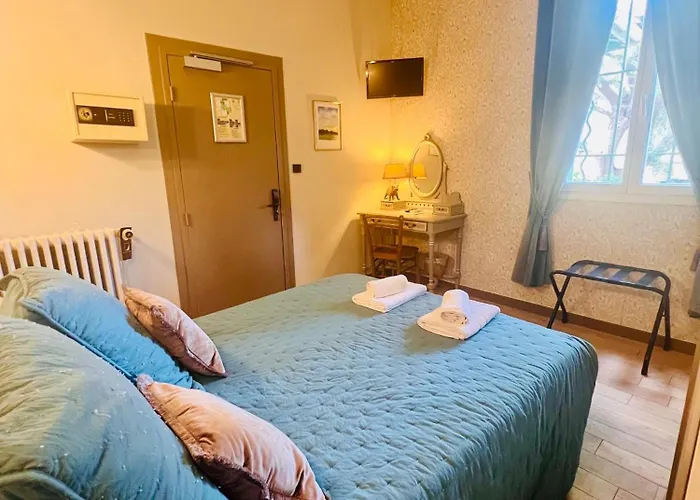 Отель Le Ponteil 2*