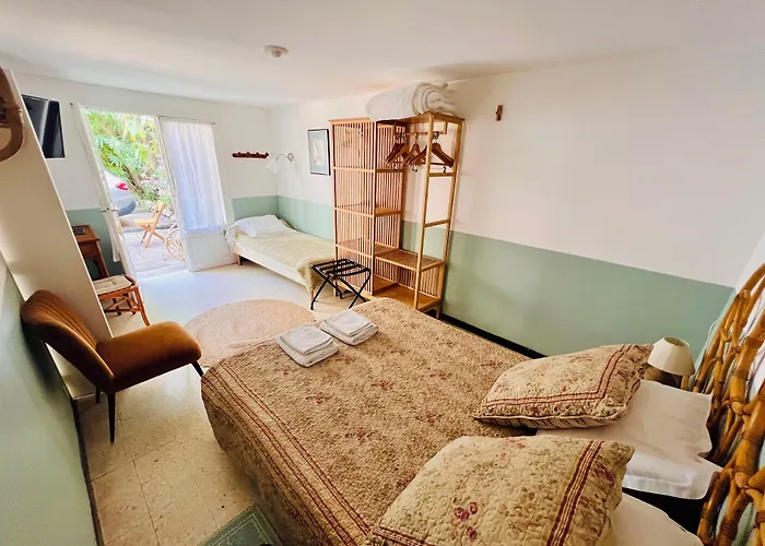 Отель Le Ponteil 2*